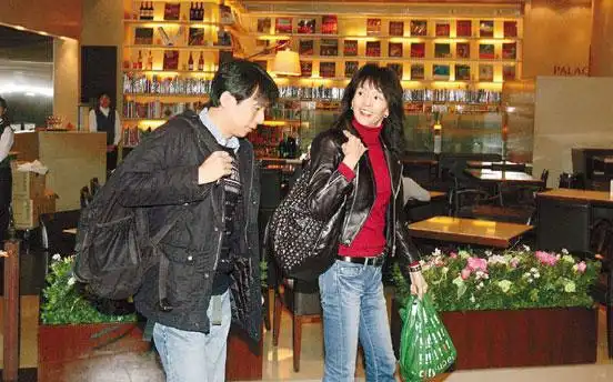 郑裕玲容光焕发喝咖啡 不回应与吕方复合(图)