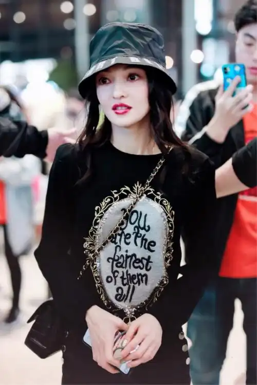 36岁张韶涵又瘦了!头戴黑帽现身机场,私服穿搭也是很帅了!