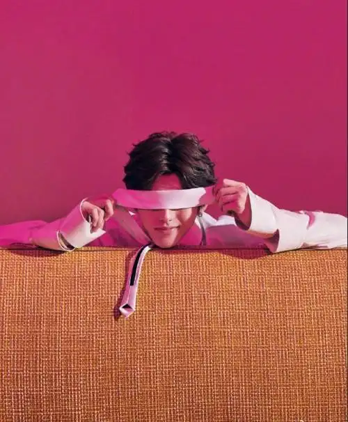 蔡徐坤粉红西装造型什么水平呢,是不是很帅