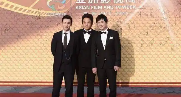 郑恺包贝尔晒与李易峰等男神合影,沈腾成行走的表情包,实力抢镜_邓超