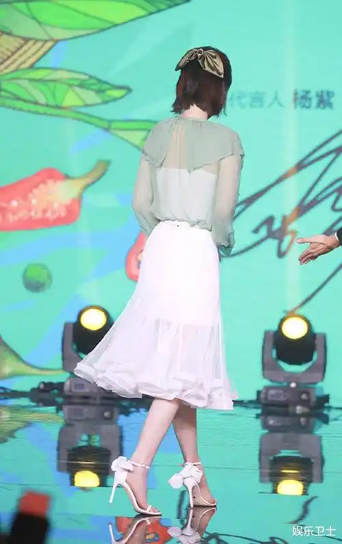 当天杨紫身穿浅绿色上衣搭配白色裙子,并且内里是白色短裙外边是时尚