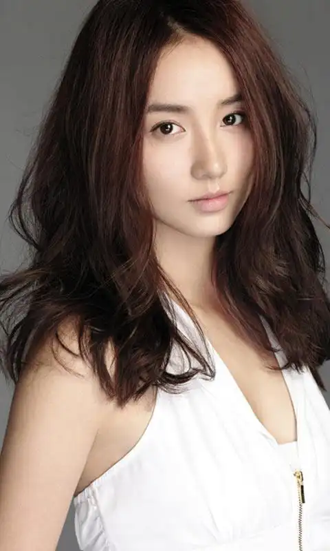 谭睿玲的扮演者吕一高清图片手机壁纸