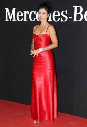 58岁叶倩文好奔放一袭红色吊带皮裙秀玲珑身材老了更有韵味