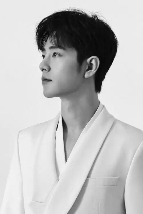 肖战壁纸超话#肖战#‖#肖战平安喜乐#  今天的风里,有我想你的味道.