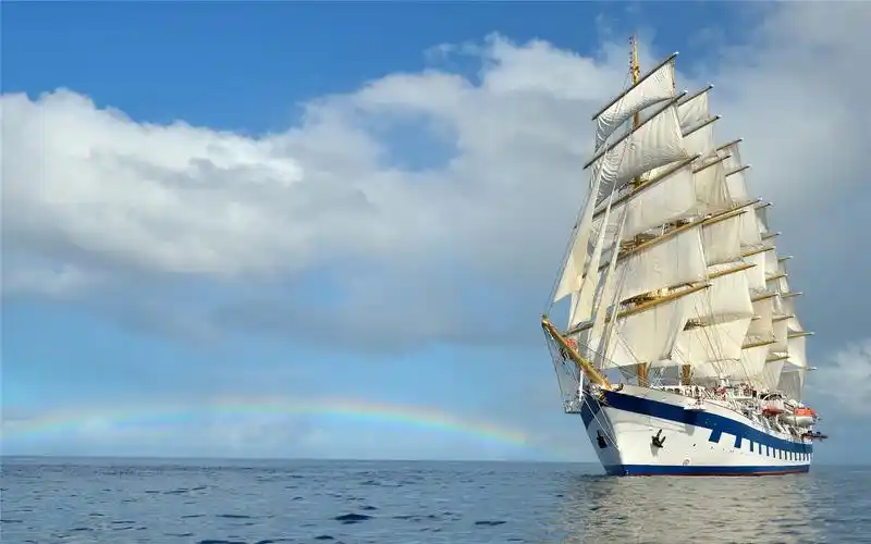 海上航行的帆船高清桌面壁纸下载