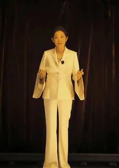 倪萍60岁开始减肥成功,穿宽松缎带连衣裙录节目,年轻10岁不止_效果