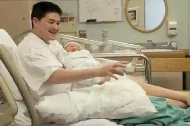 男人也可以生孩子世界上首个生孩子的男人如今怎么样了