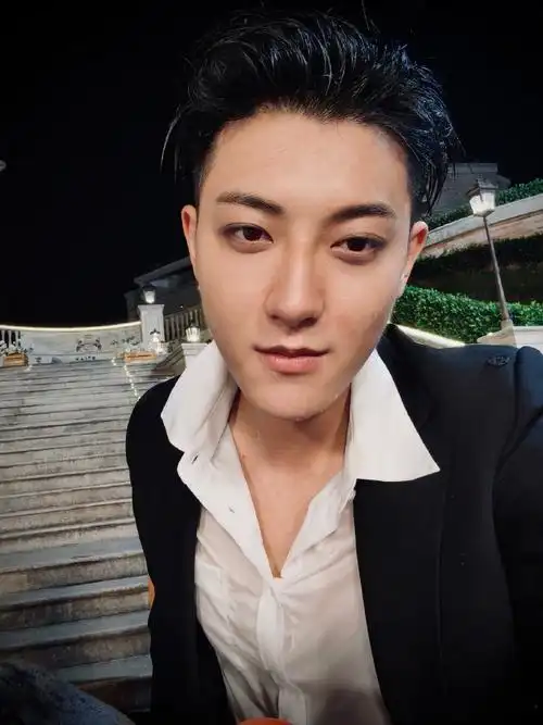 黄子韬怼脸自拍##黄子韬西装怼脸照