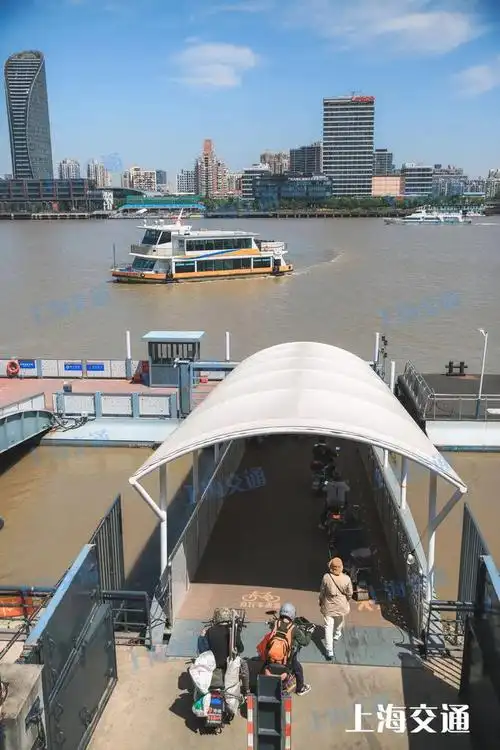 民生路渡口位于民生路尽端,北临黄浦江,西侧连接新华绿地,而东侧,紧邻