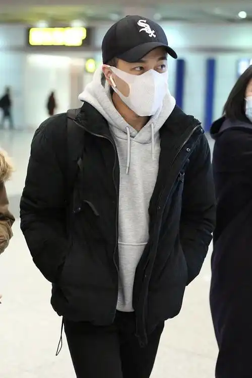 组图:刘恺威穿卫衣搭配休闲裤造型低调 双手插兜戴棒球帽扮酷