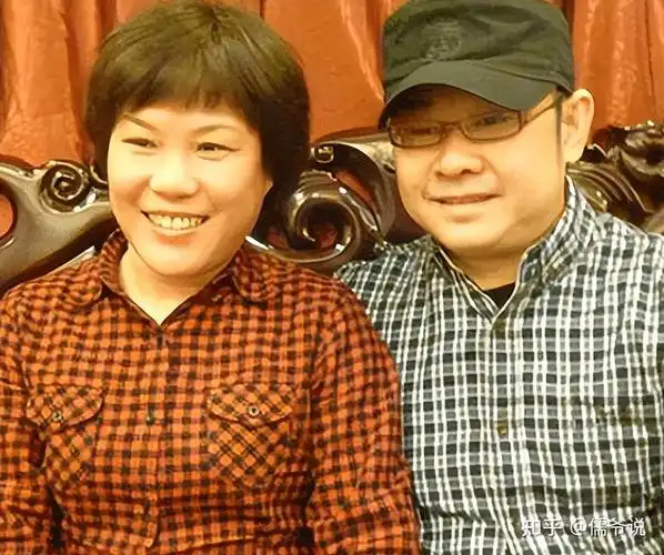 但依旧给老婆买上万的包包,这也表明刀郎真的是很疼爱自己的老婆