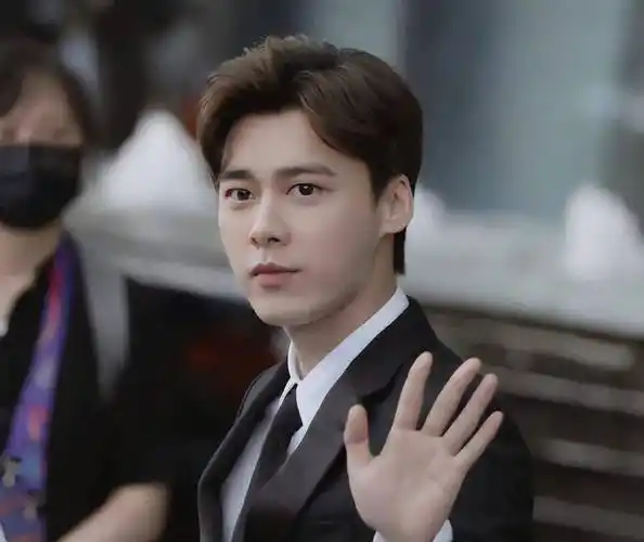 李易峰风波后首露面,穿千元卫衣生活依然优渥,现场大批粉丝追星_时候