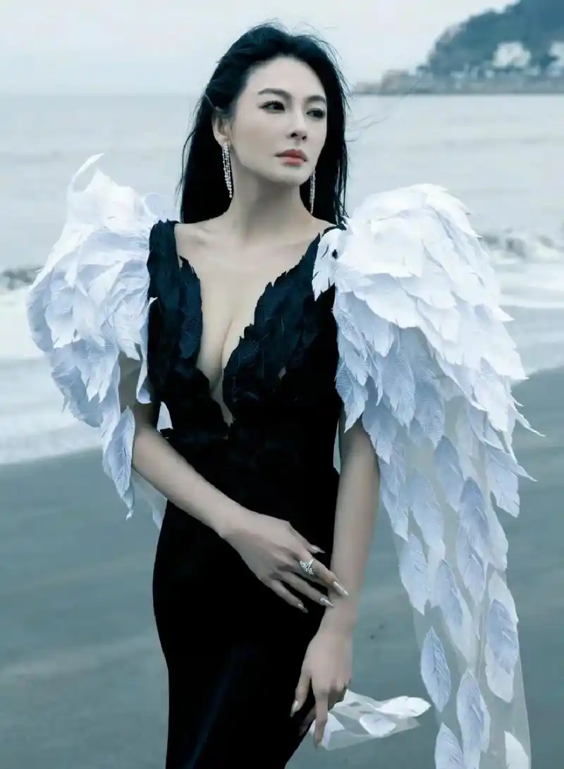 张雨绮长相明艳大方,财阀千金妆也是绝绝子,姐姐还可以解锁多种角色