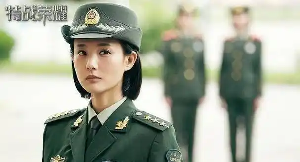 她17岁的时候就被她送到了上海某战士文艺演出队,以文艺兵的名义入伍