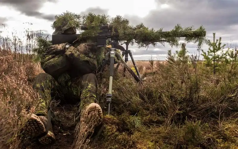 下载壁纸 1280x800 狙击手,士兵,伪装,步枪,灌木丛 桌面背景