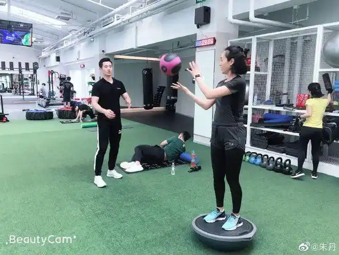 朱丹晒游泳孕照被误会怀二胎本尊忘记拍照了放张以前的孕照