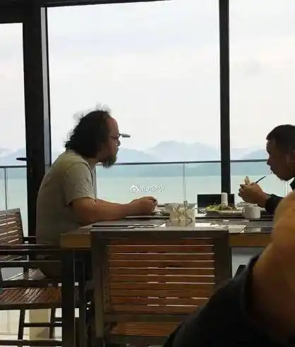 原创原创49岁窦唯近照曝光头发凌乱坐石阶网友我完全认不出来他了