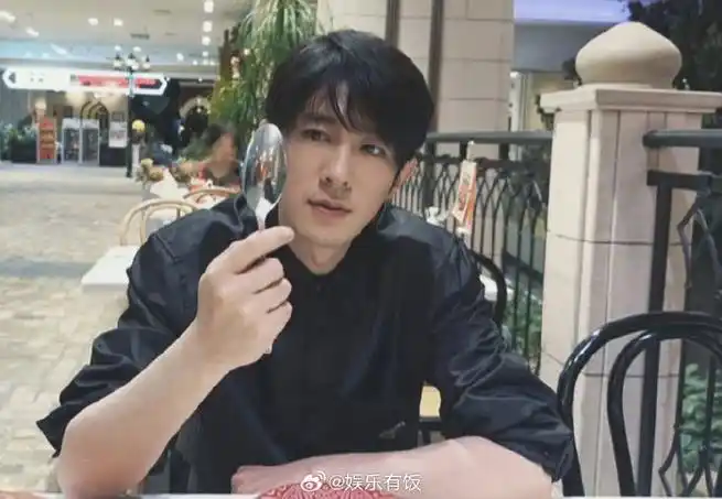 另一半是圈外人#狗仔曝季肖冰隐婚当爸,女友孕肚明显,引热议