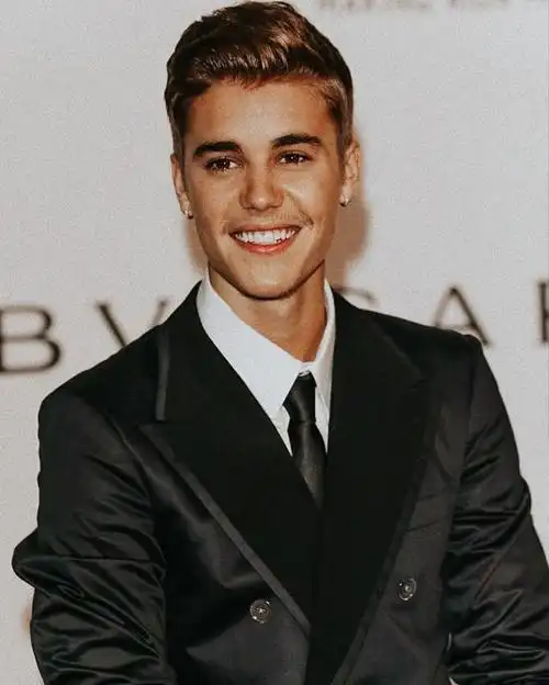 贾斯汀比伯长得不高为什么穿西装还人模人样的