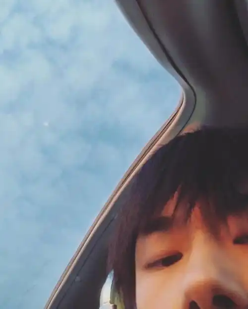 [易烊千玺][新闻]180201 千玺ins更新 直升飞机自拍来一发