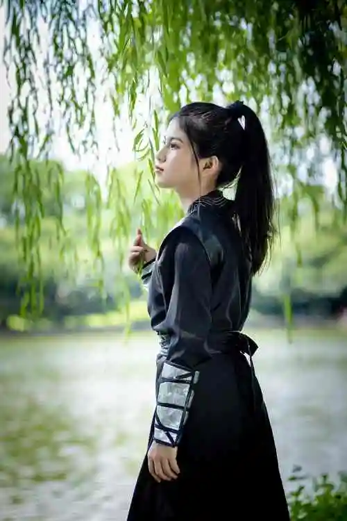 夏梓涵汉服侠女装扮颜值爆表女主范十足