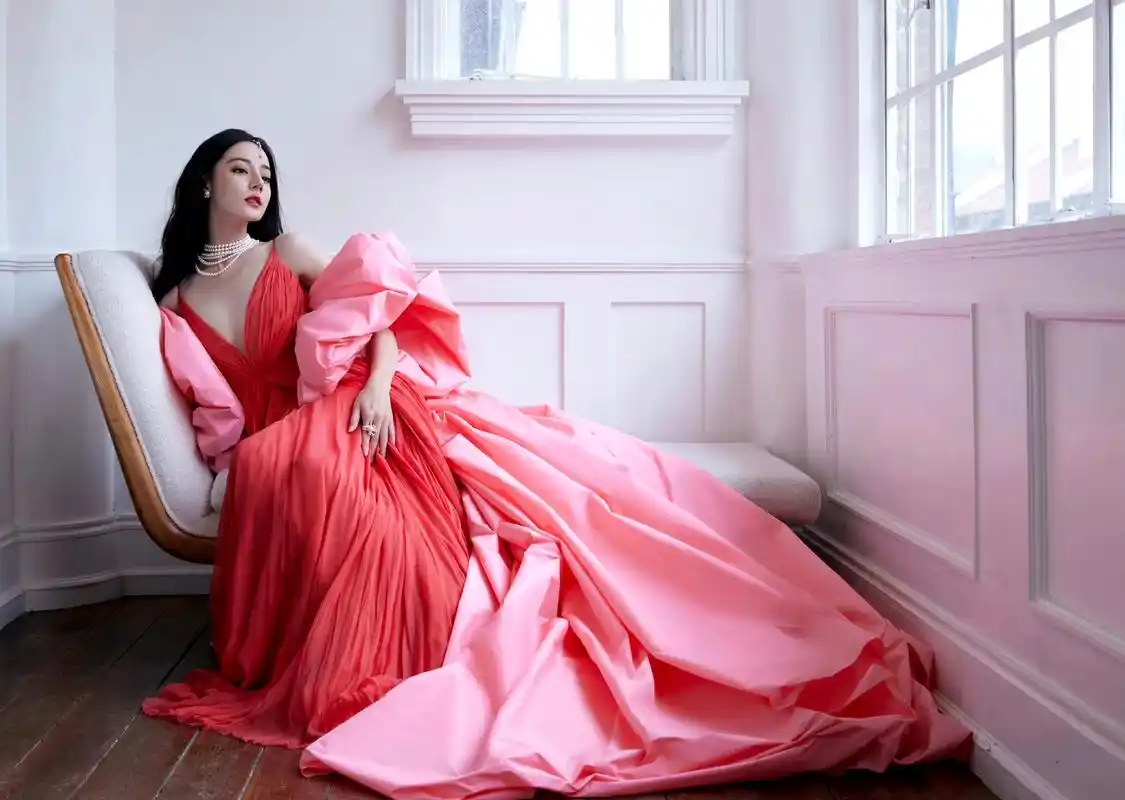 迪丽热巴微博之夜造型,一袭粉色深v吊带裙,性感华丽又甜美少女