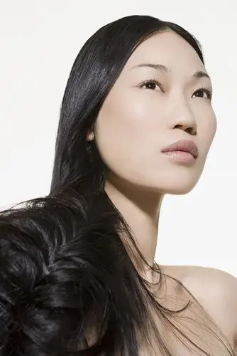 乌黑秀发的性感美女高清图片