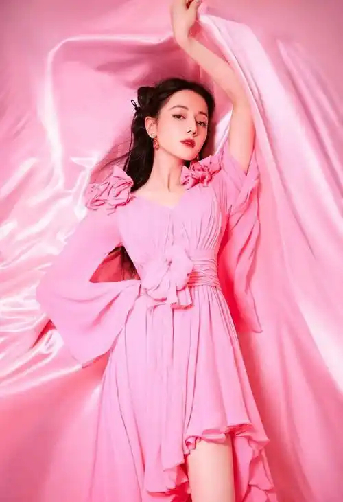 迪丽热巴粉红芭大片,身穿粉色蝴蝶结连衣裙,举手投足间洋溢活力与个性