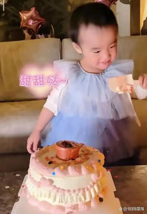 李亚鹏幼女满2岁夏夏大口吃蛋糕萌态百出越长越像爸爸超可爱