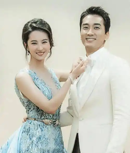 刘亦菲微博晒健身照,约"老公"去做平板,这波操作猝不及防_宋承宪_老婆