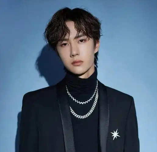 都知道王一博外表比较高冷,特别喜欢摩托车,因此他的应援口号也和自己