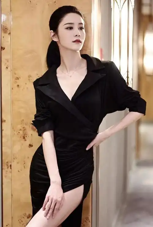 林峰娇妻高调晒美照穿开叉裙酒杯腿太吸睛身材不输吴千语