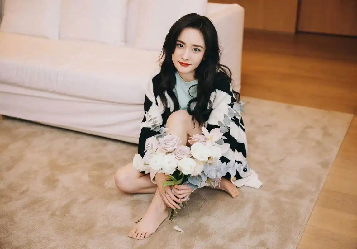 女神杨幂光脚拍摄写真集,虽然在拍戏时杨幂曾被爆出过有脚臭,但丝毫不