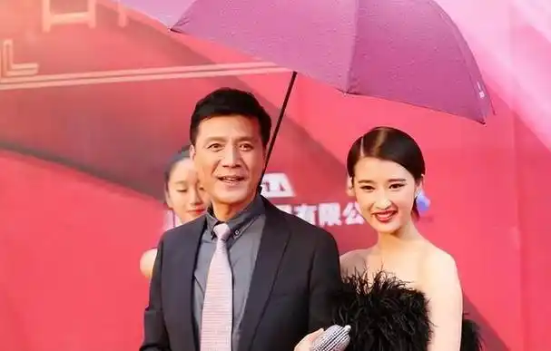 演员奚望:在继父刘之冰支持下离婚,带着女儿的她,如今怎样了?
