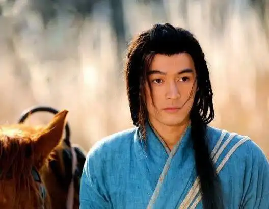 穿着一身蓝色的衣服,其实胡歌不仅可以演仙剑类的,他的作品也都是很棒