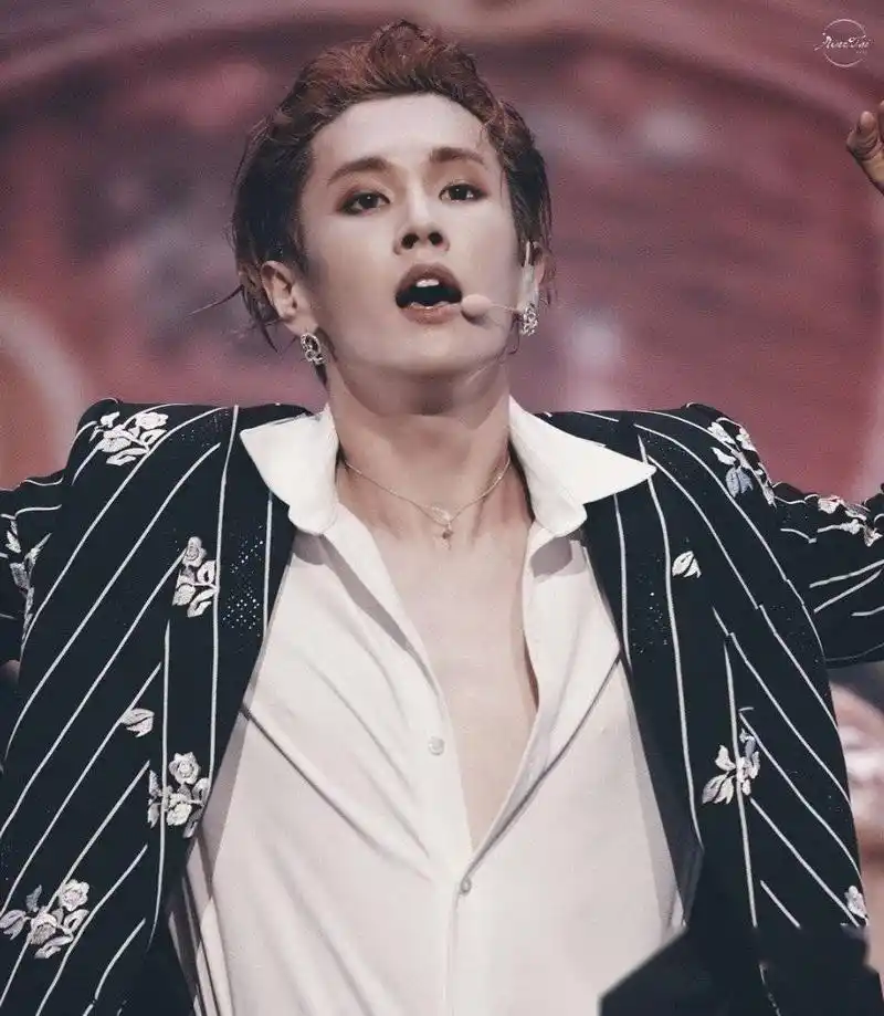 李汶翰的喉结也太性感了吧!李汶翰这个男人真的太苏了.