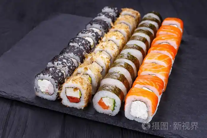 美味的多彩多姿的 uramaki 寿司卷集, 美味的小吃品种繁多, 用芝麻