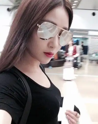 图石洋子微博晒日本旅游照疑与前夫吴启华复婚