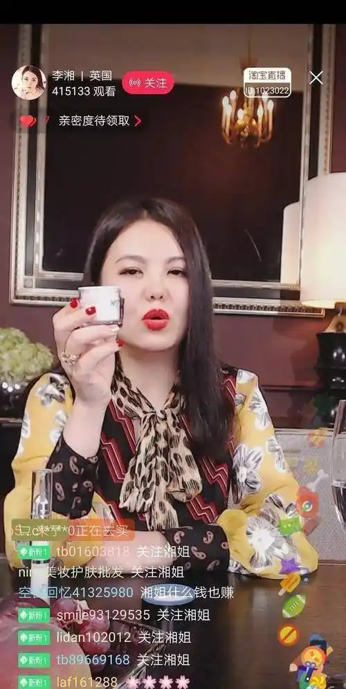 李湘穿亮片连衣裙身材发福被群嘲,小肚子凸出抢镜被疑怀二胎_直播