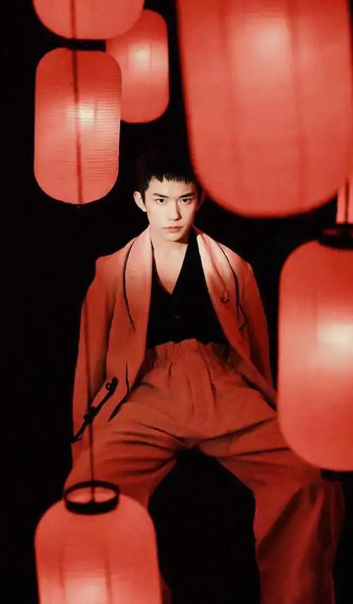 易烊千玺同学自拍无意中拍到千玺床铺看到这东西粉丝炸锅了