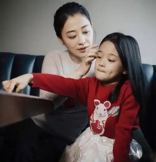 完美避开妈妈高颜值基因梅婷女儿与宋佳拍戏气质与梅婷差半截