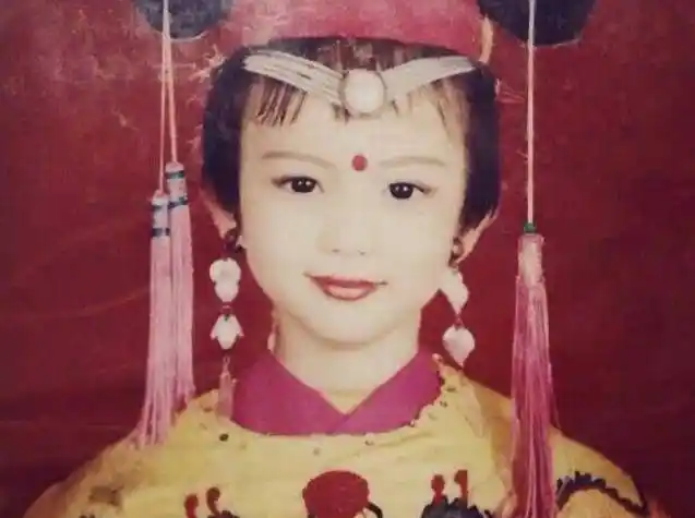 金晨在线辟谣自己嘴歪,晒出童年照和表情包,于正评论太甜_五官_时候