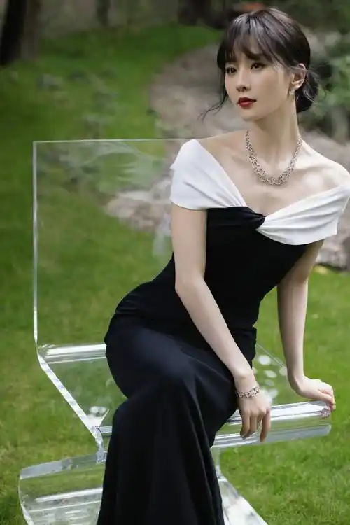 刘诗诗亮相上海品牌活动 温柔大气风采绝佳