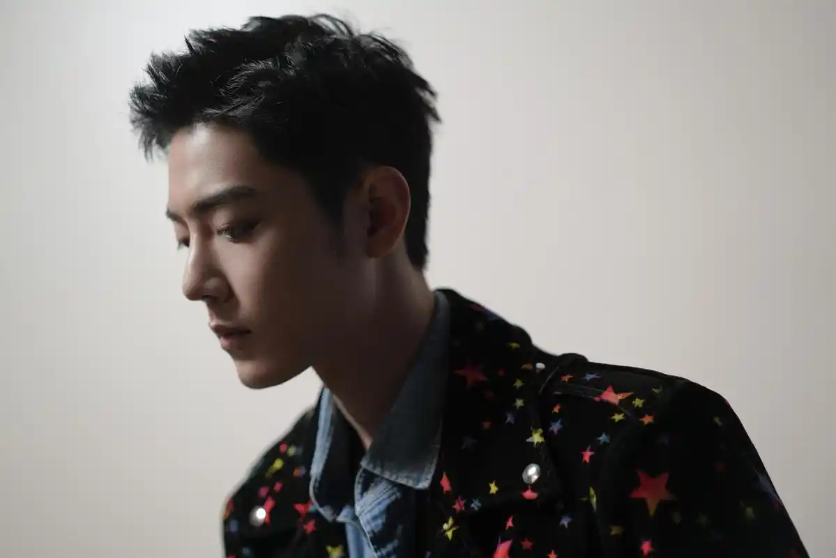 肖战空降《演员请就位》,身穿星星上衣 短发,清爽帅气星光闪耀