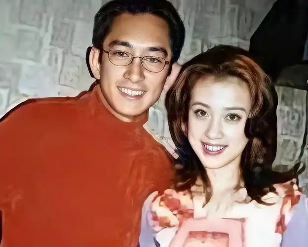 "孔雀公主"金巧巧:嫁入豪门后和丈夫人前恩爱__财经头条