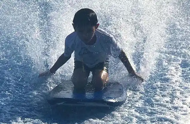 13岁帅气儿子恋上"长发妹",妈妈袁咏仪亲口揭秘:她是男儿身