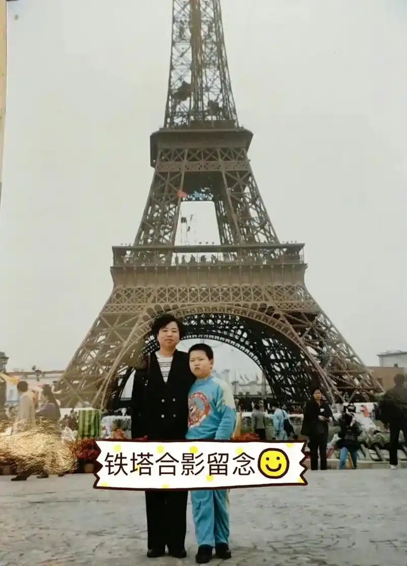 魏大勋小时候和妈妈去巴黎艾菲尔铁塔旅游的合影,真是有钱人家的孩子