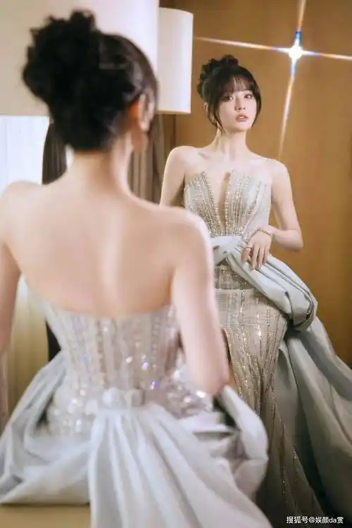 【徐璐唯美写真】亮银钻饰抹胸裙,甜美温婉,瑞丽伊人风尚造型_魅力