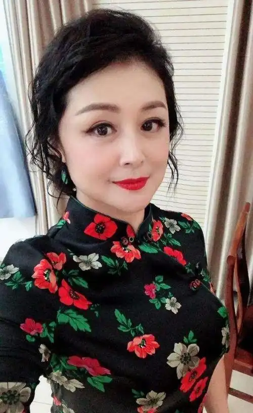 被赵本山捧红的谢大脚年轻时有多美陈红都甘拜下风