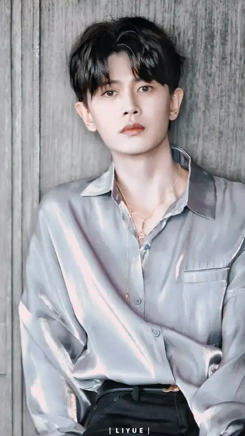 任嘉伦的帅,是那种温润如玉与英气逼人的完美融合